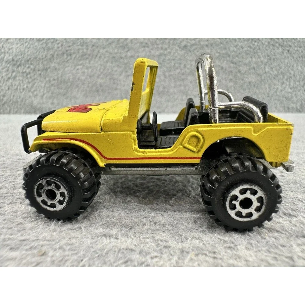 ROAD CHAMPS Vintage 1982 4x4 Coyotes CJ-7 Yellow w/Red Hood Eagle Jeep
